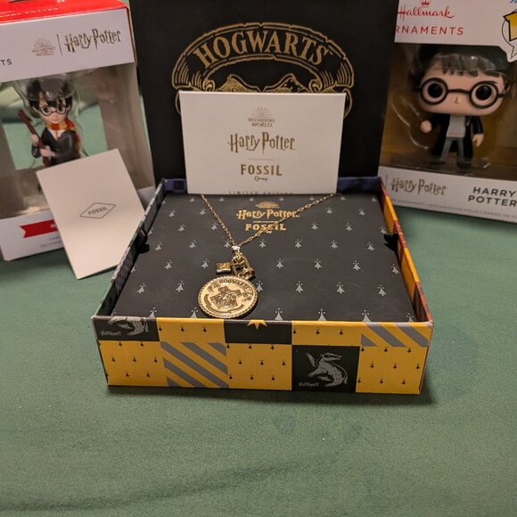 Gold Necklace Harry Potter - Hogwarts Crest - Fossil - Picture 2 of 3
